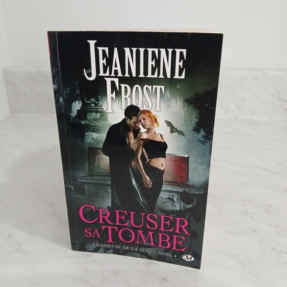 🛍 Creuser sa Tombe #04 De Jeaniene Frost Collection Chasseuse de la Nuit - Picture 1 of 7